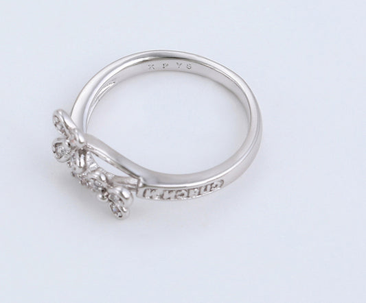 Anillo de flores chapiado en platino