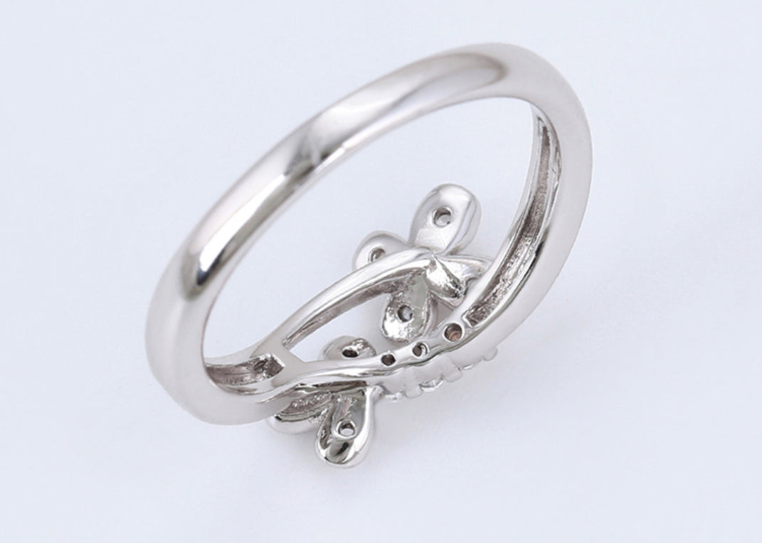 Anillo de flores chapiado en platino