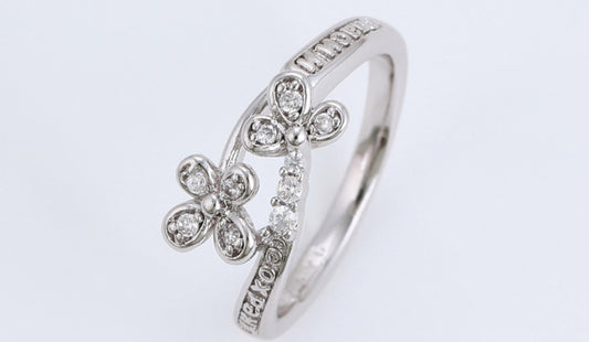 Anillo de flores chapiado en platino