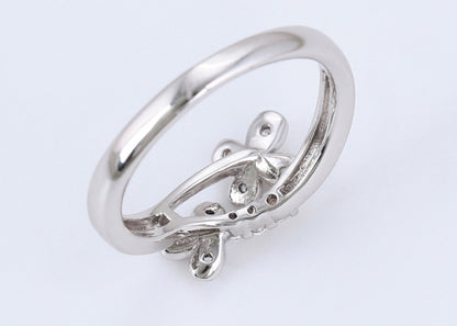 Anillo de flores chapiado en platino